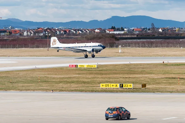 Breitling Douglas Dc-3 в Міжнародний аеропорт Загреб під час світового турне. Стокове Фото