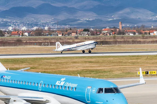 Breitling Douglas DC-3 à l'aéroport de Zagreb lors de sa tournée mondiale . Image En Vente