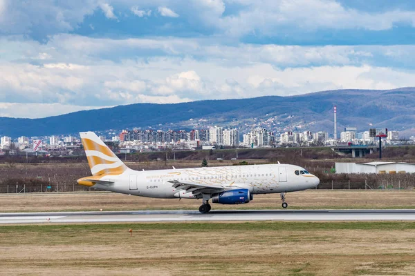 British Airways Airbus aterrissando na pista . — Fotografia de Stock