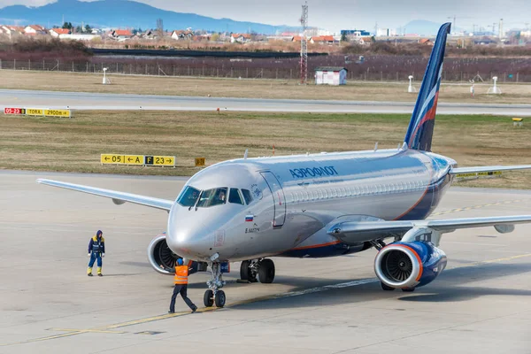 활주로에 로트 Sukhoi Superjet 100-95b. — 스톡 사진