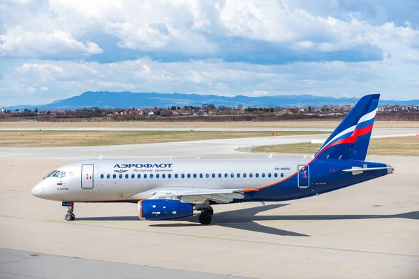 Aeroflot Sukhoi Superjet 100-95b gurulás a kötény. — Stock Fotó