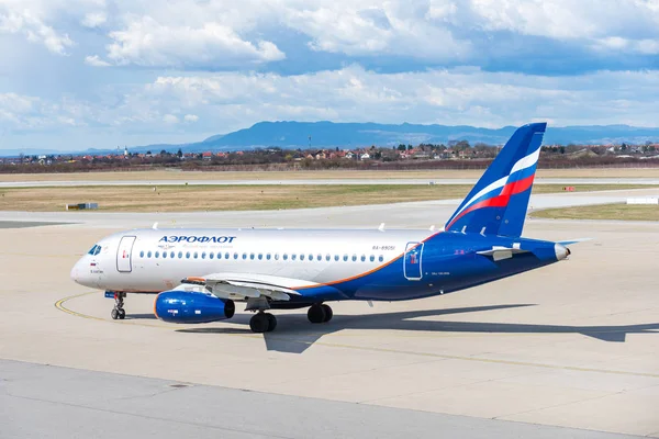 Aeroflot Sukhoi Superjet 100-95b gurulás a kötény. — Stock Fotó