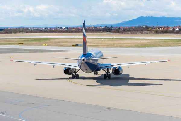 Aeroflot Sukhoi Superjet 100-95b gurulás a kötény. — Stock Fotó