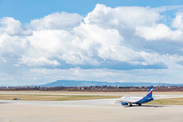 Aeroflot Sukhoi Superjet 100-95b gurulás a kötény. — Stock Fotó