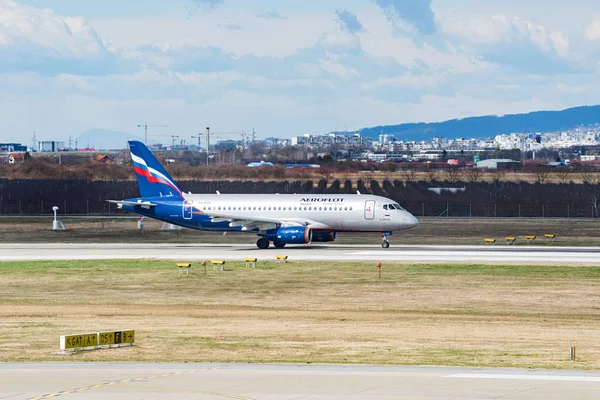 苏霍伊超级喷射 Aeroflot 100 95b 跑道上. — 图库照片