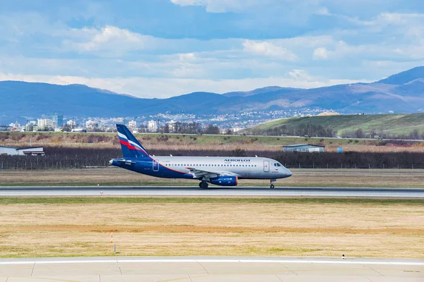 "Аерофлот" Sukhoi Superjet 100-95b злітно-посадочної смуги. Ліцензійні Стокові Зображення