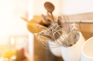 Mutfak eşyaları duvarda asılı. Duvarda asılı mutfak gereçleri.