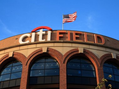 New York - 22 Eylül: Jackie Robinson Rotunda ve New York'ta 22 Eylül 2017 Citi Field'da fanlar. Rotunda New York Mets beyzbol ana giriş kapısıdır.