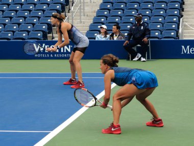 New York - 6 Eylül: Barbora Strycova (L) ve Lucie Safarova bize Açık Tenis Şampiyonası 6 Eylül 2017 tarihinde New York, kadın çiftler takım. 2016 yılında açılan yeni tribün mahkeme maç oynandı.