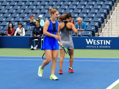 New York - 6 Eylül: Barbora Strycova (L) ve Lucie Safarova bize Açık Tenis Şampiyonası 6 Eylül 2017 tarihinde New York, kadın çiftler takım. 2016 yılında açılan yeni tribün mahkeme maç oynandı.