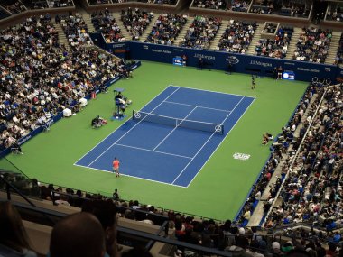 New York - 6 Eylül: Bir kalabalık Arthur Ashe Stadyumu, Amerika açık tenis maçı, Nadal Rublev, 6 Eylül 2017 yılında New York Tarih için kapalı bir çatı altında. Çatı 2016 turnuva için zamanında kuruldu.