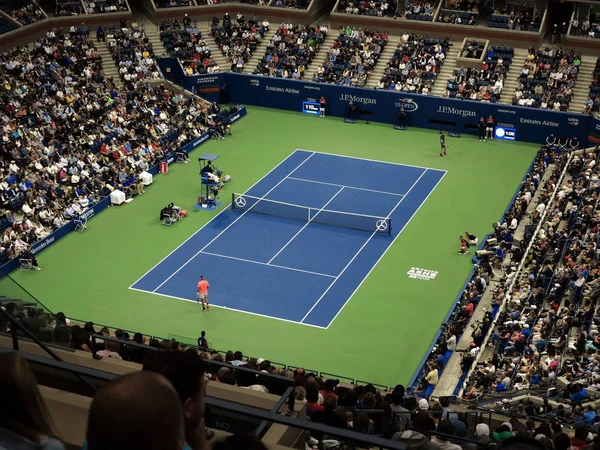 9月6日 一个拥挤的亚瑟体育场 在一个封闭的屋顶下 为美国网球公开赛 纳达尔 在2017年9月6日在纽约 屋顶是在2016锦标赛的时候安装的 — 图库照片