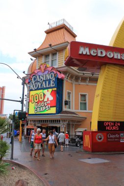 Las Vegas - 4 Temmuz: Turist 4 Temmuz 2012 tarihinde Casino Royale Las Vegas, Nevada yakınındaki. Casino oyun alanı ve hotel152 Odalar toplam 17500 sq ft vardır.