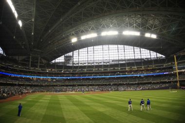 Milwaukee - 24 Nisan: Bira maç öncesi sıcak ups Milwaukee, Wisconsin yılında Miller Park 24 Nisan 2010 tarihinde kapalı bir kubbe altında. 2001'de 400 milyon $ maliyeti açılan park.