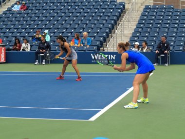 New York - 6 Eylül: Gabriela Dabrowski (R) ve Yifan Xu bize Açık Tenis Şampiyonası 6 Eylül 2017 tarihinde New York, kadın çiftler takım. 2016 yılında açılan yeni tribün mahkeme maç oynandı.