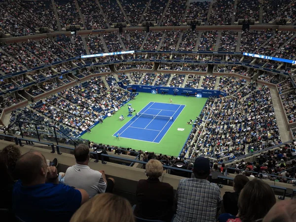 New York - 6 Eylül: Bir kalabalık Arthur Ashe Stadyumu, Amerika açık tenis maçı, Vandeweghe vs. Pliskova, 6 Eylül 2017 yılında New York Tarih için kapalı bir çatı altında. Çatı 2016 turnuva için zamanında kuruldu.