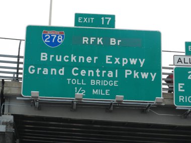 RFK köprü işareti - Robert. New York'ta Fdr Drive dan görüldüğü gibi Kennedy Bridge trafik işaretleri.