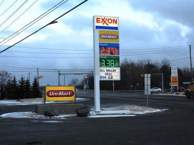 Pocono Zirvesi, Pennsylvania - Ocak, 16: Bir Exxon istasyonu reklam alt ABD gaz fiyatları üzerinde 16 Ocak 2015 Pococno Zirvesi, PA petrol fiyatlarındaki Haziran 2014 yılından bu yana düşmüş.