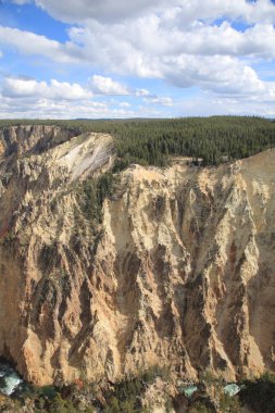 Yellowstone Grand Canyon - çok yüksek kayalıklarla Yellowstone Milli Parkı'nda doğal görünümü