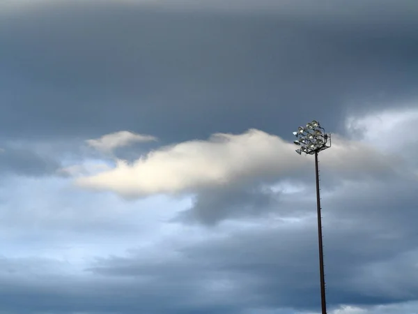 Light Tower Wieża Oświetleniowa Zewnątrz Pochmurno Błękitne Niebo — Zdjęcie stockowe