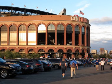New York - 22 Eylül: Jackie Robinson Rotunda ve New York'ta 22 Eylül 2017 Citi Field'da fanlar. Rotunda New York Mets beyzbol ana giriş kapısıdır.