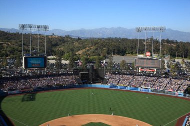 Dodger Stadyumu - Los Angeles Dodgers. Los Angeles - 30 Haziran: Outfield ve daha önce bir güneşli gün beyzbol oyun 30 Haziran 2012 tarihinde Los Angeles, Kaliforniya'da Dodger Stadyumu'nda tribünde. Dodger Stadyumu 1962 yılında açıldı ve 23 milyon dolara mal.