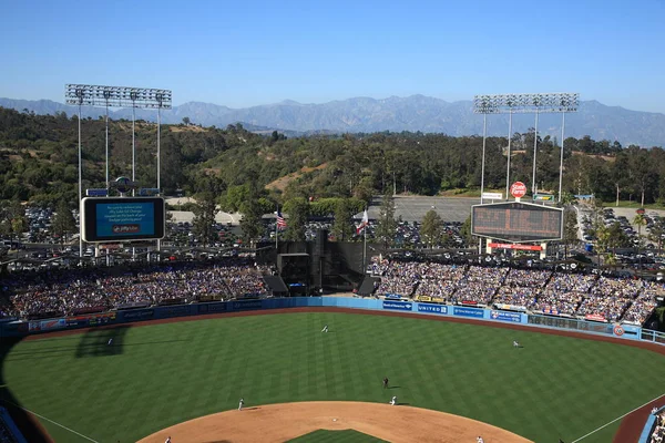 ドジャー スタジアム ロサンゼルス ドジャース ロサンゼルス 外野とカリフォルニア州ロサンゼルスで 2012 日で晴れた日の野球の試合の前にドジャー スタジアムの観覧席 ドジャー — ストック写真