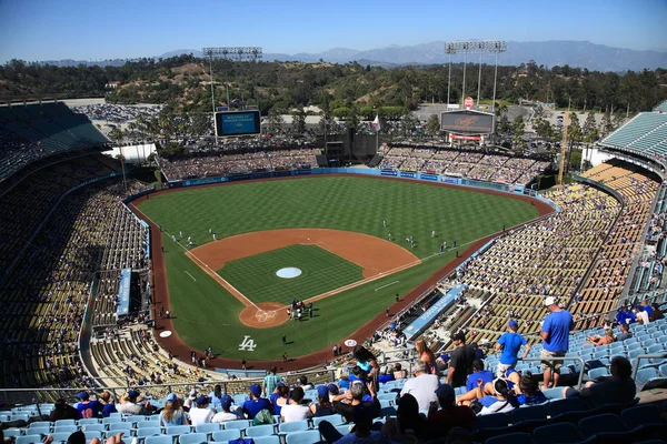 カリフォルニア州ロサンゼルスで 2012 日で晴れた日の野球の試合の前にドジャー スタジアムのロサンゼルス クラシック ビュー ドジャー スタジアムは 1962 年に開いたし — ストック写真