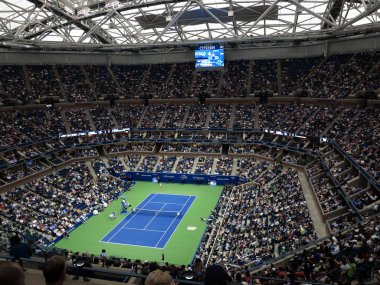New York - 6 Eylül: Bir kalabalık Arthur Ashe Stadyumu, New York'ta 6 Eylül 2017 üzerinde Amerika açık tenis maçı için kapalı bir çatı altında. Çatı 2016 turnuva için zamanında kuruldu.