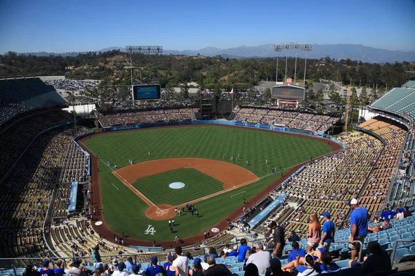 カリフォルニア州ロサンゼルスで 2012 日で晴れた日の野球の試合の前にドジャー スタジアムのロサンゼルス クラシック ビュー ドジャー スタジアムは 1962 年に開いたし — ストック写真