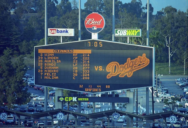 洛杉矶 4月25日 道奇体育场经典记分卡在2007年4月25日在加利福尼亚州洛杉矶道奇队棒球比赛 道奇体育场于1962年开业 耗资2300万美元 — 图库照片