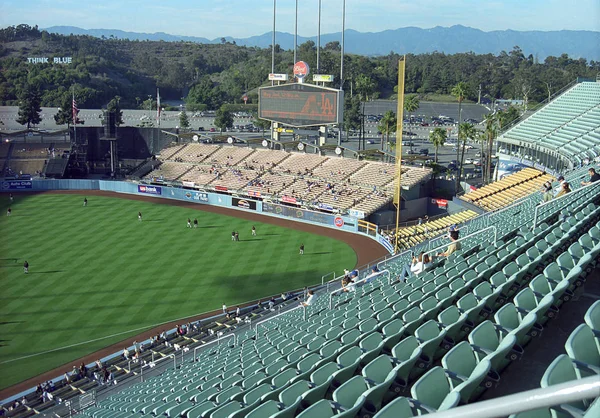 ロサンゼルスは ドジャー スタジアムの観覧席とロサンゼルス カリフォルニア州で 2007 日にドジャースの野球の試合の間に古典的なスコアボード ドジャー スタジアムは 1962 年に開いたし — ストック写真