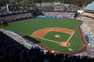 Los Angeles - 30 Haziran: Önce bir güneşli gün beyzbol oyun 30 Haziran 2012 tarihinde Los Angeles, Kaliforniya'da Klasik görünümü Dodger Stadyumu. Dodger Stadyumu 1962 yılında açıldı ve 23 milyon dolara mal