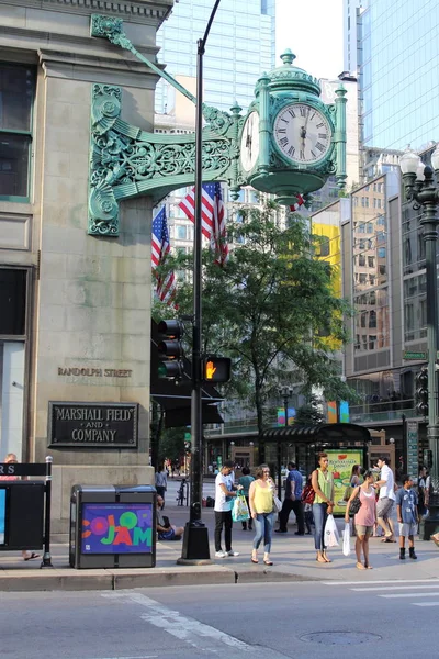 Chicago Juni Fußgänger Und Touristen Der Nähe Der Uhr Des — Stockfoto