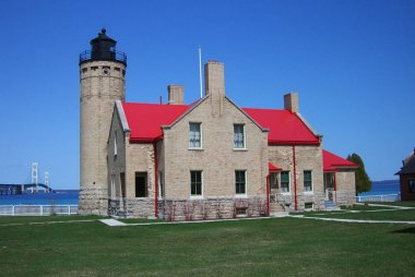 Mackinac Köprüsü'nün ve Michigan yılında deniz feneri.