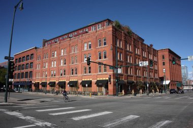 Denver, Colorado 30 Eylül: 30 Eylül 2009 tarihinde Lodo tarihi bölgesinde Denver, Colorado yalnız bisiklet binici. Alt şehir Historic District şehrin en eski yerleşim yerlerinden biridir.