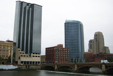 Grand Rapids, Michigan, 9 Ekim: Binalar Grand Rapids, Michigan 9 Ekim 2009 tarihinde Grand Nehri kıyısında. Grand Rapids için birçok onun bira bilinir.