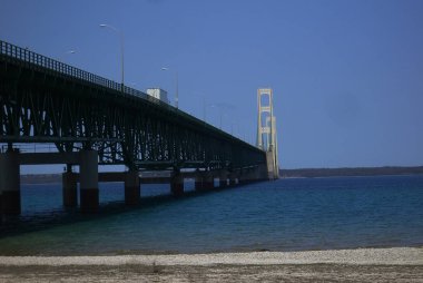 Mackinac Köprüsü, bir asma köprü alt ve üst yarımadalar Michigan bağlanma