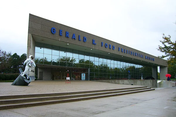 Grand Rapids Michigan October Entrance Courtyard Dari Gerald Ford Presidential — Stok Foto