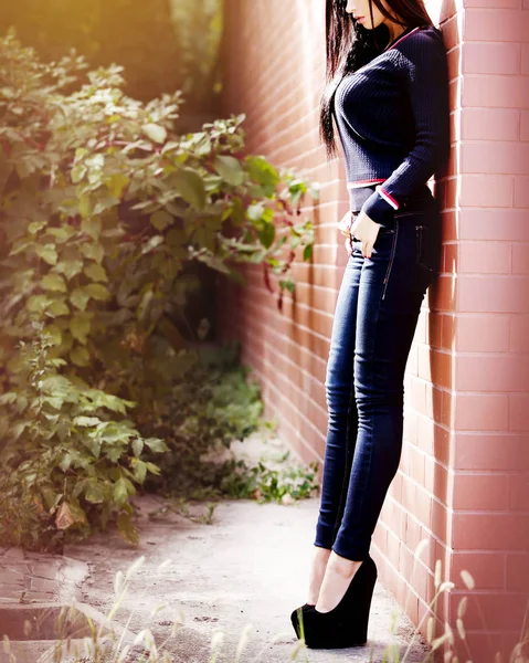 Sexig ung flicka poserar Mode utomhus — Stockfoto
