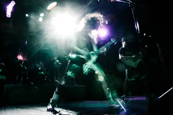 Рок-зірка грає на гітарі на музичному концерті — стокове фото