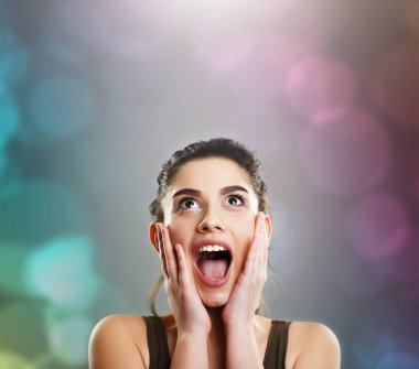 Mutlu heyecanlı genç kadın. Hediyelik konsepti