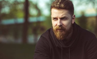 Yakışıklı emin sakallı adam açık