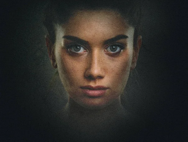 Artystyczny ciemny Portret młodej kobiety z piękną twarz i Ernst & Young — Zdjęcie stockowe
