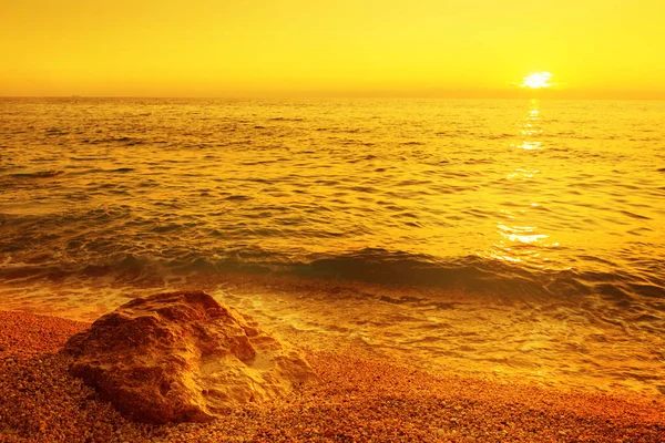 Grèce plage de galets au coucher du soleil d'été — Photo