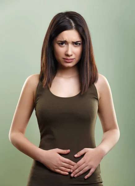 Donna con dolore addominale allo stomaco — Foto Stock