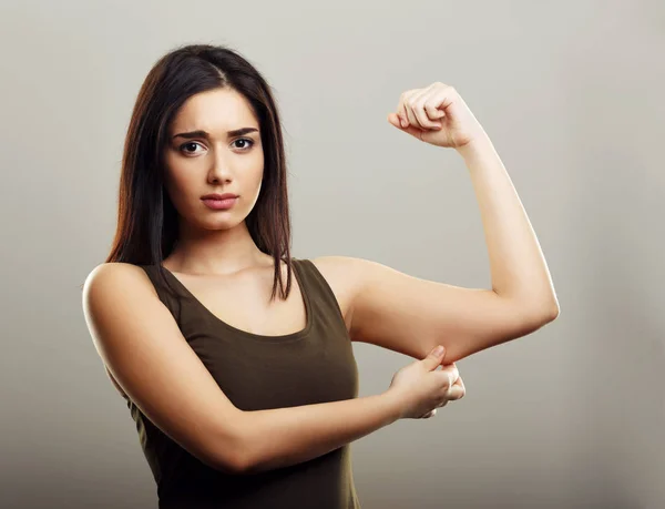 Junge Frau kneift fette Haut in den Arm — Stockfoto