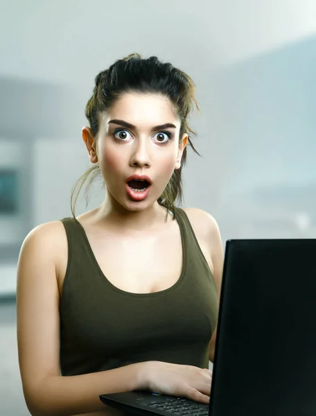 Verrast meisje geschokt door laptop media nieuws — Stockfoto