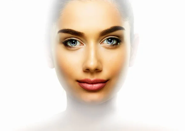 Retrato de beleza de mulher com rosto de pele bonita sobre whi limpo — Fotografia de Stock