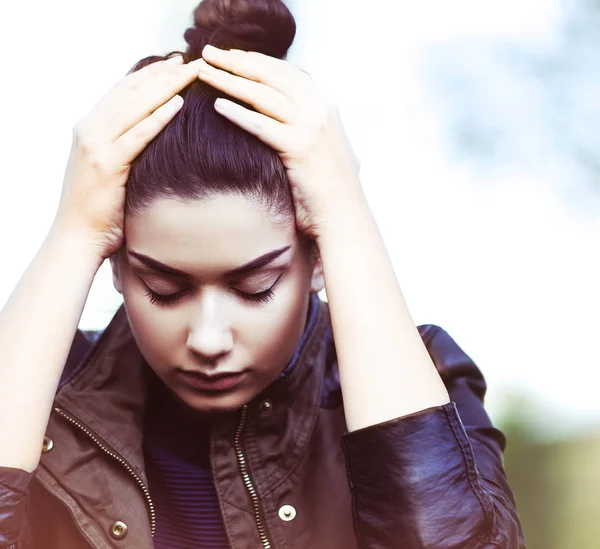 Triste mujer joven deprimida al aire libre — Foto de Stock